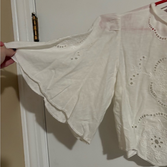 Abercrombie white eyelet blouse, never worn, button closure back of neck - Picture 2 of 3